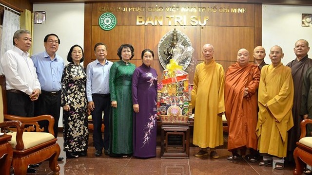 胡志明市市委副书记武氏容走访胡志明市佛教协会治事委员会。（图片来源：西贡解放报）