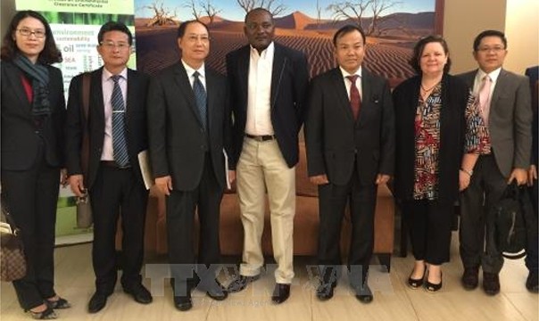 越南外交部副部长武鸿南与纳米比亚官员合影。（图片来源：越通社）