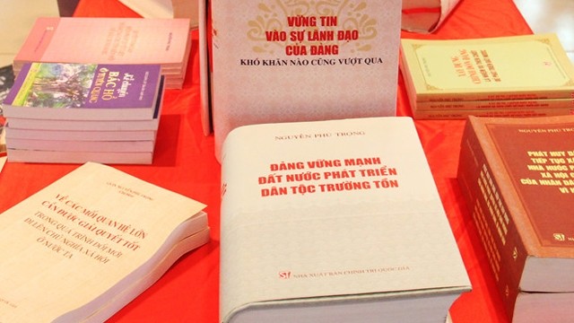阮富仲总书记的《坚信党的领导，克服任何困难》一书正式问世。