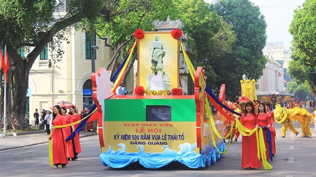 纪念黎太祖皇帝登基590周年的游行活动。（图片来源：新河内报）