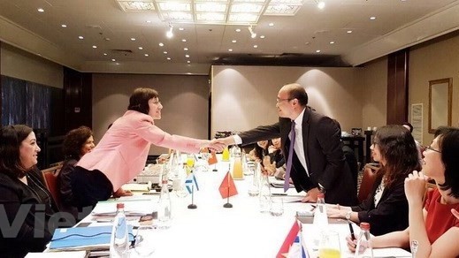 两国代表进行谈判。（图片来源：越通社）