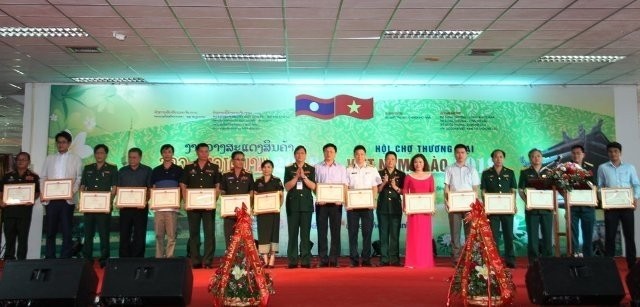 模范企业、单位荣获越南国防部部长的奖状。（图片来源：人民报网）