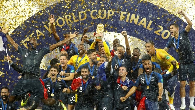 法国队庆祝冠军。