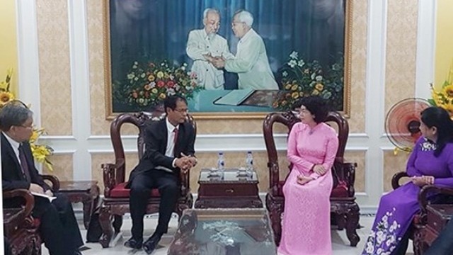 苏氏碧珠女士会见占巴塞省老挝建国阵线委员会代表团。（图片来源：西贡解放报）