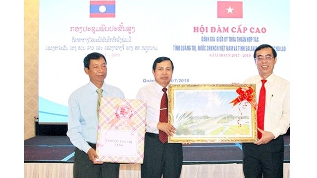 广治省领导向老挝沙拉湾省赠送纪念品。