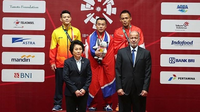越南选手石金俊（左上一）给越南体育代表团摘下首枚银牌。