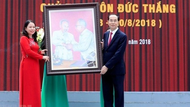 陈大光主席向安江省党部、政府和人民赠送纪念品。（图片来源：人民报网）