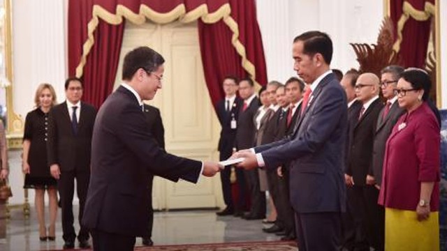 范荣光大使向印尼总统佐科•维多多递交国书。