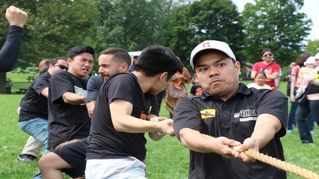由越南大使馆举行的越南民间游戏——拔河比赛吸引诸多人参与。（图片来源：越通社） 