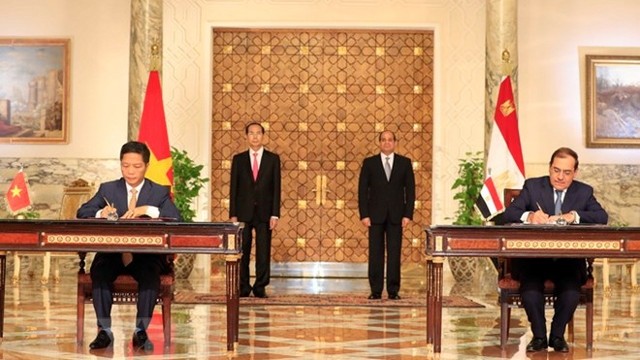 陈大光主席与阿卜杜勒·法塔赫·塞西总统见证两国各项重要合作文件的签署。（图片来源：越通社）