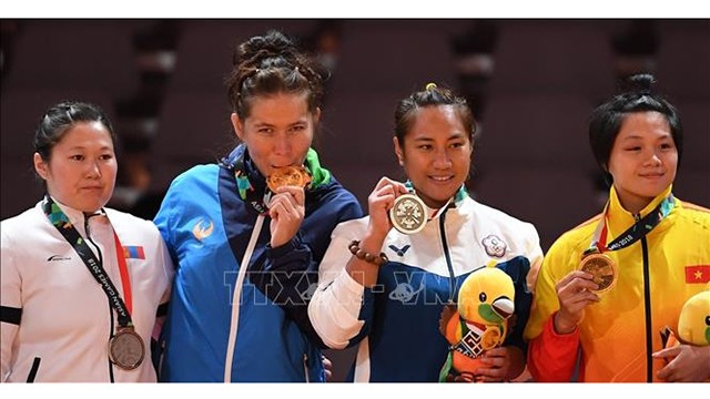 越南运动员阮氏兰（右）夺得铜牌。（图片来源：越通社）