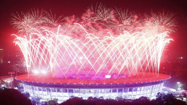 绚烂的烟花闪耀达苏加诺体育场的夜空。