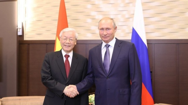 阮富仲总书记和普京总统握手。