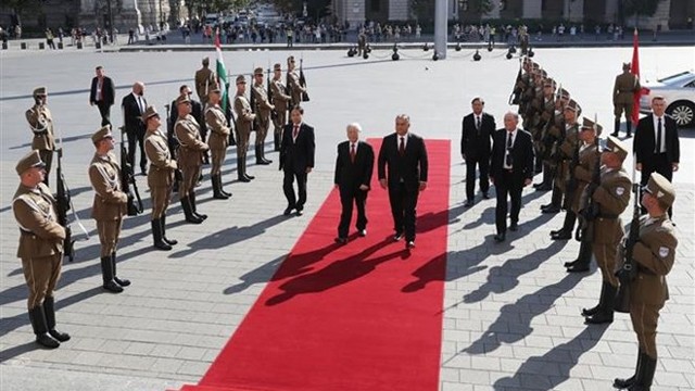匈牙利总理欧尔班·维克多为阮富仲总书记举行隆重的欢迎仪式。（图片来源：越通社）