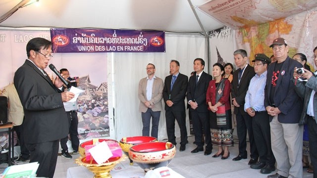 越南《人民报》社副总编辑黎国庆出席老挝《人民报》展位亮相仪式。