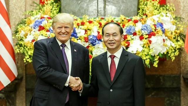 越南国家主席陈大光与2017年11月来越访问的美国总统唐纳德•特朗普握手。