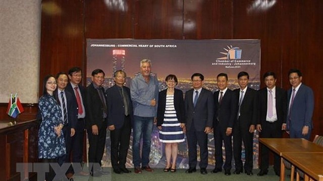 岘港市委代表团同JCCI代表团合影。（图片来源：越通社）