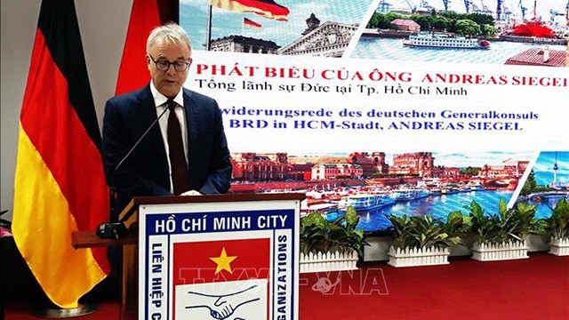 德国驻胡志明市总领事安德烈亚斯•西格尔发表讲话。（图片来源：越通社）