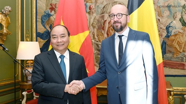 阮春福总理与夏尔•米歇尔首相握手。