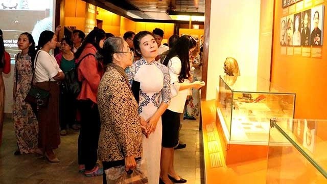 众多人参观该专题展。（图片来源：人民报网）