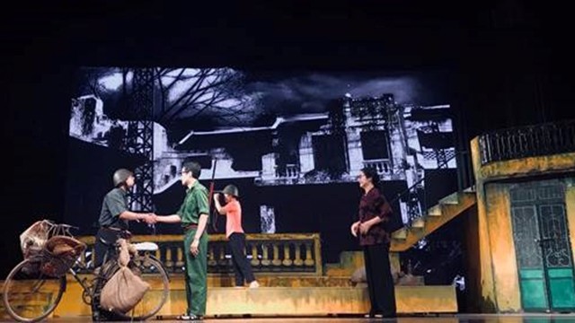 《市内之屋》戏剧在开幕式上演出。