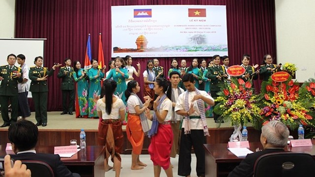 柬埔寨国庆65周年纪念典礼文艺表演。 （图片来源：越通社）