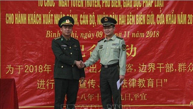 越中两国边防部队代表合影。（图片来源：越通社）