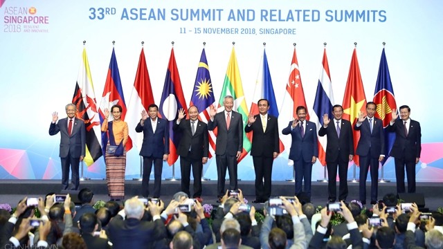 越南政府总理阮春福和东盟各国领导出席第33届东盟峰会全体会议。