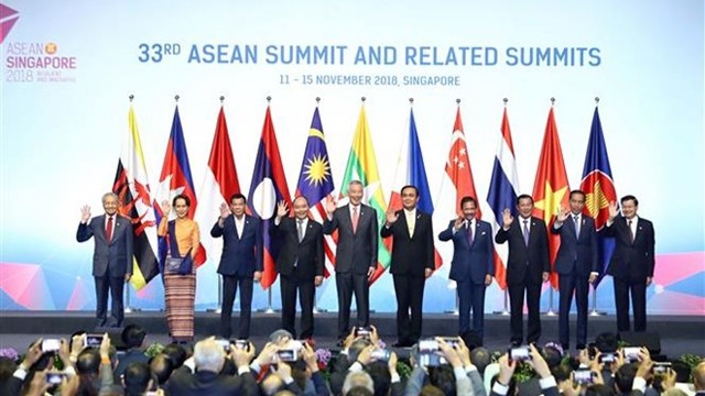 出席第33届东盟峰会开幕式的东盟十国领导人。（图片来源：越通社）