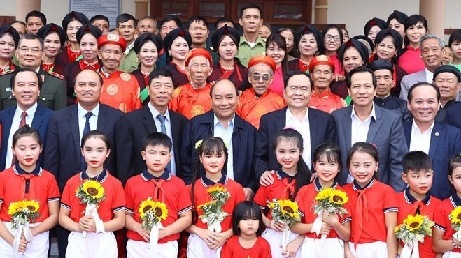 阮春福总理和北江省人民。（图片来源：越通社）