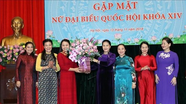国会主席阮氏金银向越南妇女联合会主席团赠送鲜花。（图片来源：越通社）