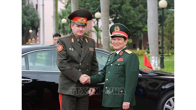 越南国防部部长吴春历大将与白俄罗斯国防部长拉夫科夫中将。（图片来源：越通社）