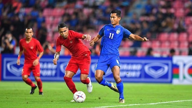 泰国队（蓝衫）在场面上占据绝对优势。