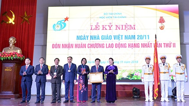 国会主席阮氏金银授予财政学院的一级劳动勋章。