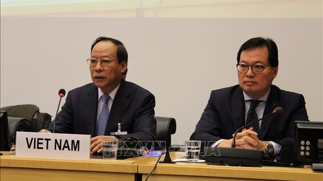 越南公安部副部长黎贵王（左）阐述报告。