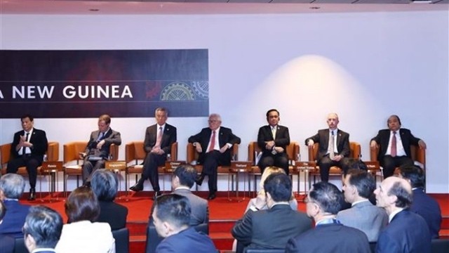 阮春福总理（右）出席了APEC领导人与APEC工商咨询理事会(ABAC)的对话。（图片来源：越通社）