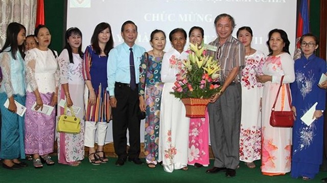 参加在柬埔寨举行的越南教师节庆祝活动的各位代表合影。（图片来源：越通社）