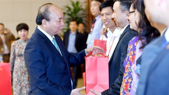 阮春福总理向各位教师赠送礼物。（图片来源：VGP）