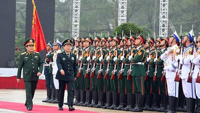 吴春历部长与魏凤和部长共同检阅越南人民军仪仗队。