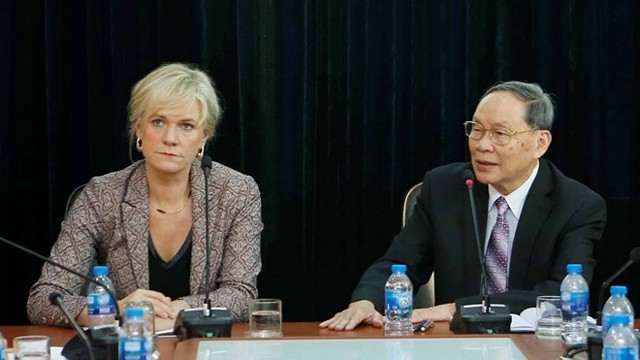 越南橙剂受害者协会主席阮文赢上将和德国左派党副主席西蒙娜·奥尔登堡。