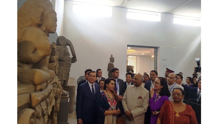 科温德总统参观占族雕刻博物馆。