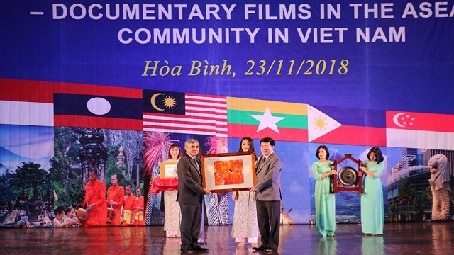 东盟共同体纪录片暨图片展在和平省举行。