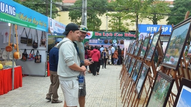 游客参观“越北地区风土人情”图片展。
