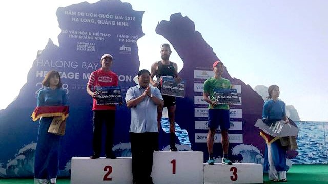 第四次下龙湾遗产国际马拉松赛颁奖仪式。