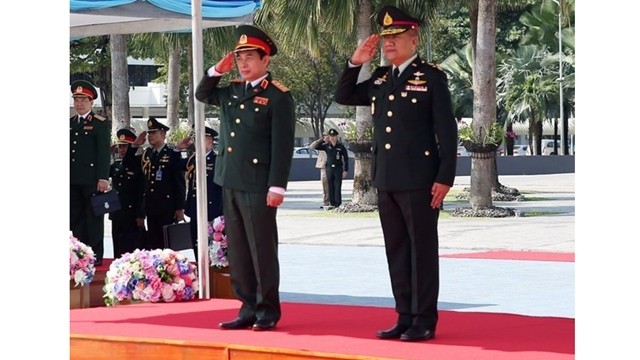 泰国武装部队总司令邦比巴·本亚撒里大将为潘文江上将举行欢迎仪式。