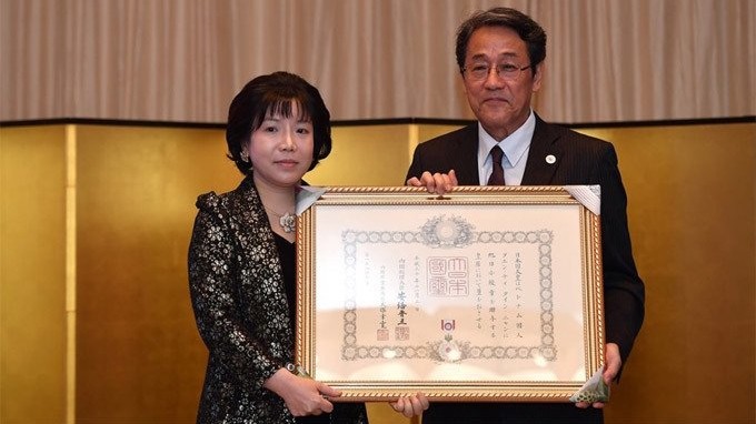 日本驻越南大使梅田邦夫亲自为阮氏清闲博士颁授勋章。