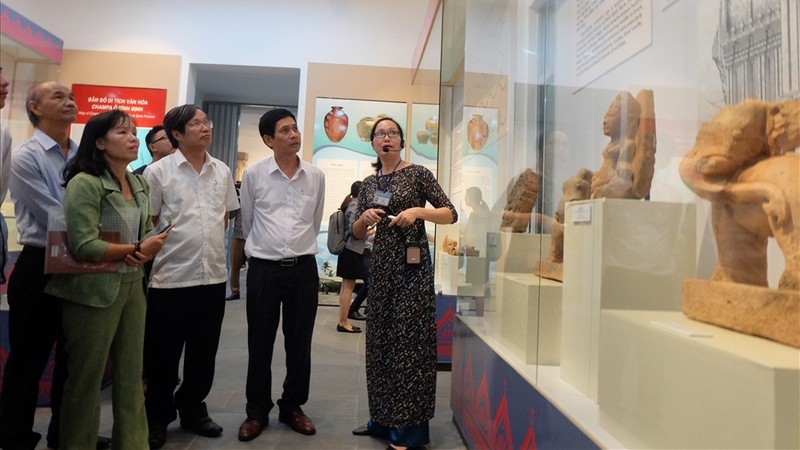 展览会吸引了众多当地居民和游客的关注。