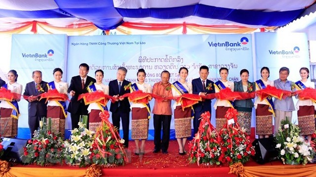 越南工商（老挝）责任有限银行万象分行揭牌仪式。（图片来源：越通社）