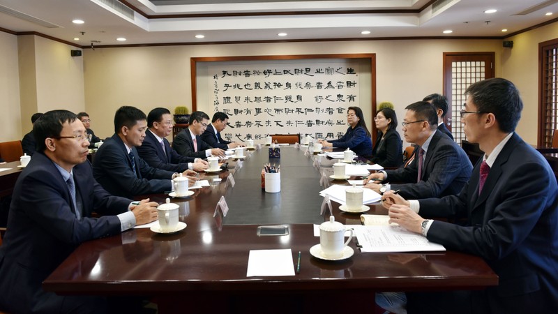 越中两国财政部会谈。