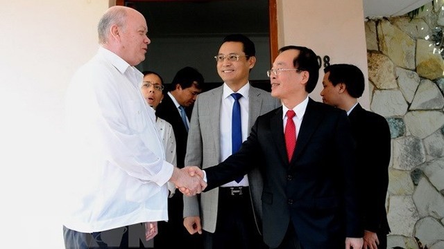 越南建设部部长范红河和古巴外贸和外国投资部部长罗德里戈•马尔米耶卡。（图片来源：越通社）